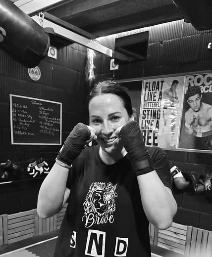 Julie 🥊@jullilnass C’est une fille avec du caractère, du vrai. Quand elle monte sur le ring, elle ne cherche pas à impressionner, elle cherche à se prouver. La boxe, pour elle, c’est plus qu’un sport — c’est une thérapie, une renaissance. Il y a deux ans, elle a perdu son père. Une épreuve qui aurait pu la briser… Mais au lieu de plier, elle a choisi de se relever, gants aux poings. Chaque entraînement est devenu un combat intérieur, une façon d’avancer, de canaliser sa force et sa douleur. Auj