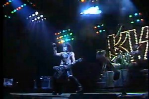 #KISStory 21 de Janeiro de 1983 CREATURES OF THE NIGHTS / 10TH ANNIVERSARY TOUR levava a banda para Portland, ME, no palco do Cumberland County Civic Center. Reportagem de TV Local | Black Diamond