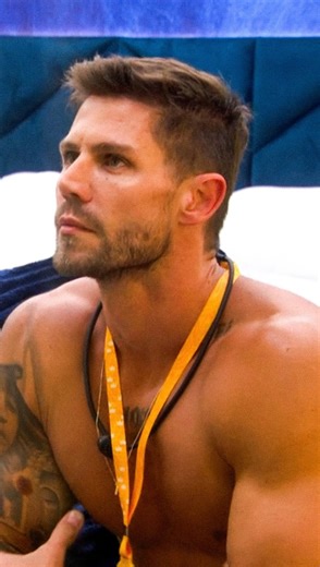 JONΛS SULZBΛCH A+ on Instagram: "Gente? 😳 Babu dizendo que durante a dinâmica, teve que se segurar para não pegar um objeto e socar a cara do Jonas. E o pior: não é a primeira vez. Antes disso, lá dentro mesmo, ele já tinha dito que, se fosse aqui fora, Jonas teria que contratar segurança caso estivesse no mesmo evento que ele. Essa fixação e essa raiva dele estão completamente desproporcionais. Depois disso, ele também destilou inveja dizendo que o. Jonas “já ganha, já faz tudo, tem vantagem”.