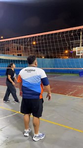 🏐 Corrección de armado en tiempo real ⚡ Cada detalle cuenta: posición de manos, postura y control del balón. Nuestro entrenador guía y corrige paso a paso para que el armado sea más limpio, preciso y seguro, ayudando a que el ataque fluya mejor 🔥 Así se aprende vóley en GEMA: practicando, corrigiendo y mejorando en cada entrenamiento 💪 📲 Más información al 902 585 995 📍 Sedes en Mirones, Pueblo Libre, San Miguel, Surco y Surquillo 🇵🇪 #voley #gema #armado #entrenamientovoley #tecnicavoley 