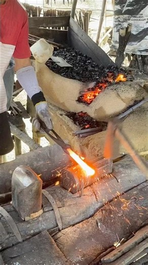 The hot forging process of drawing out the iron. #blacksmith #bladesmith #forging #hardwork