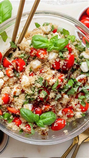 Fresh Caprese Quinoa Salad #summer #summerrecipe #salad #healthyrecipes