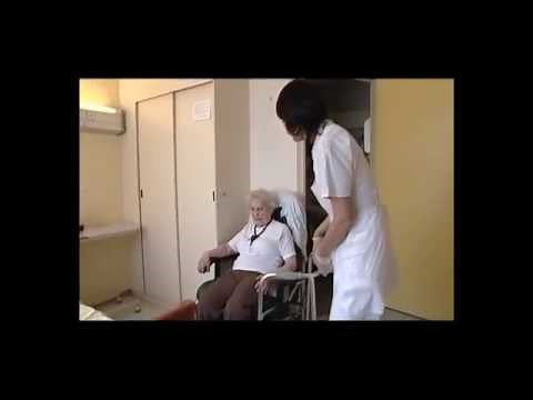 Aide à la toilette au lavabo