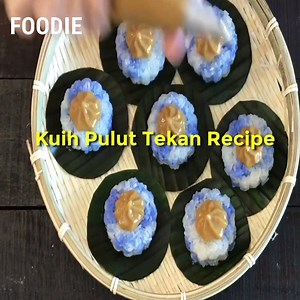 Here's how to make our favourite Kaya Kuih 😍 Ingredients : Butterfly Pea flowers 400g glutinous rice 200ml thick coconut milk 150ml water 1 tsp salt 1 tbsp caster sugar 3 pandan leaves(knotted) Video Credit: Kathrine Kwa Baking Tutorial - 烘焙教学 | KL Foodie