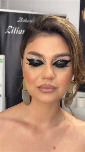 Machiajul grafic este expresia pură a imaginației unui make-up artist. Liniile devin declarații de stil, iar culorile – emoții. Fără reguli rigide, acest tip de machiaj transformă chipul într-o pânză artistică, unde creativitatea conduce fiecare detaliu. Machiajul grafic nu caută perfecțiunea, ci originalitatea și curajul de a crea dincolo de convențional. @reper | Liliana Vasilescu