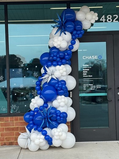 🎈💨 Windy day? Concrete setup? No problem! Here’s one of my go-to hacks for keeping balloon bases secure when the weather wants to fight me. 👀 I use water bottles as hidden weights — tie a 260 to the bottle, wrap it around a base balloon, and boom… your base isn’t going anywhere. 🙌🏽 These are the little tricks that make your setups cleaner, faster, and stress-free. 🔥 Ready to level up your balloon skills? Enroll in my Invyte Only Balloon Workshop! Hands-on training, pro techniques, and real