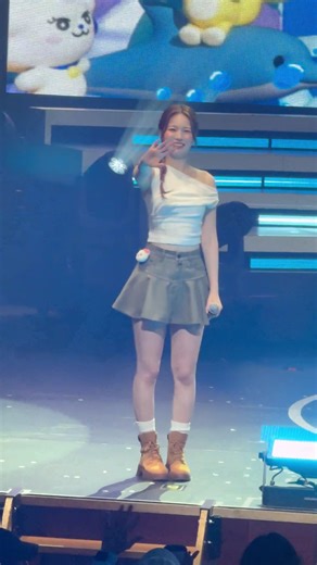 251106NiziUホルツ京都🍵⛩️✨ 京都でも投げ👋😘返ししてくれてありがとう彩花ちゃん🥰🫶🤍 （2160p） #NiziU_tour #LivewithU2025 #にゅーえも #NEW_EMOTION_Tour #FaceToFace #NiziU #AYAKA #AYAKA_bubble #アヤカ | Quickchow Noodle's ni Rima CDO Branch 2.0