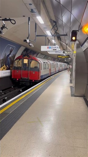Piccadilly Line: Departing From Knightsbridge | #train #trainspotting