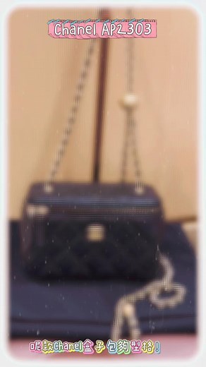 呢款Chanel盒子包夠型格！黑色菱格紋經典得嚟帶住高級感，金屬鏈條配logo扣夠精緻。不單止可以斜挎，當腋下包都一樣chic，無論襯casual牛仔褲定淑女裙都咁夾，細細個但夠晒睇頭，出街揸住佢即刻提升穿搭質感啦～ ✨任何查詢請Inbox我地🙆🏻‍♀️會有專人詳細為你解答。🌟 或者WhatsApp我哋 ✨ 🌟Whatsapp 📲: 852 62828388 http://api.whatsapp.com/send?phone=85262828388 🤩Online shop 連結🔗 : https://www.vipstation.com.hk 📍 地址 & 營業時間 九龍尖沙咀漢口道 55-57號A & B鋪（正門位於海防道） 香港九龍尖沙咀廣東道16號(海港城LV專櫃對面) 香港銅鑼灣駱克道529號地鋪 營業時間: 上午11:00 至 下午8:30 🌟 名人站官方認證IG: vipstation_hk 🌟 名人站Youtube Channel: 名人站VIPSTATION 🌟 名人站官方網頁: https://www.vipstation.com.hk/tc