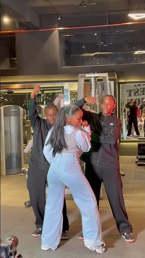 All girls shake your bum bum 🔥🔥🔥 #dance