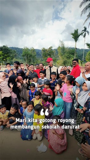 Ibu guru ini hebat, di tengah bencana, beliau masih memikirkan masa depan anak-anaknya. Mari kita gotong royong membangun sekolah darurat. Siapa mau jadi relawan untuk mengajar di sini?