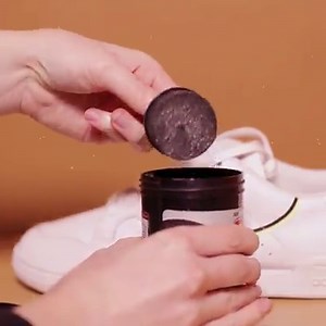 #CoolTips Vous voulez protéger et nourrir vos sneakers en cuir ? Le baume Leather Lube de Sof Sole est votre allié ! 💪 La démo ici sur la Continental 80 👇 | Courir