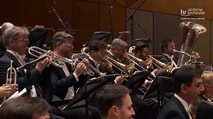 Vor 70 Jahren, im September 1954, kam Federico Fellinis „La strada“ in die Kinos, nachdem der heute längst Klassiker-Status genießende Film bei den Internationalen Filmfestspielen von Venedig einen Silbernen Löwen für die „Beste Regie“ erhalten hatte (wie auch später einen „Oscar“ als „Bester fremdsprachiger Film“). Einen erheblichen Anteil am Erfolg und dem künstlerischen Rang des Streifens hatte dabei der kongeniale Soundtrack von Nino Rota 🇮🇹. Unter der Leitung von Christoph Koncz haben wir