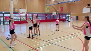 Training tryout 📝 Backline throw in 💎 Setup 💎 ⭐️One shooter takes the baseline throw in ⭐️The other shooter hold me firmly behind a defence ⭐️One mid court behind the holding shooting ⭐️One mid court in the pocket near the ball How it works 💁🏼‍♀️ 🏐Passing shooter uses a strong fake to the player in the pocket - hopefully grabbing the attention of both defence 🏐The pass then goes to the mid court player at the top of the pocket 🏐The holding shooter continues to strongly hold their player 