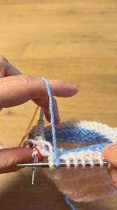 Jogless week continued 🧶 How can you get jogless stripes when #knitting in the round? I really love this method by @romidesigns 🧶 Knit to last stitch before the colour change. Make a reverse yarn over with the new colour. Knit the last stitch with the old colour. Change colour without crossing the yarns. Knit to last stitch. Knit last stitch together with the yarn over 🙌 🤓 As always, there are other ways to achieve jogless stripes: Some knitters like to slip the first stitch of the first rou