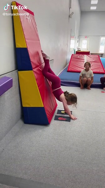 Simple, but effective way to feel the right handstand shape #handstand #cheercoach #tumbling #cheer