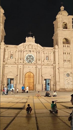 La hermosa catedral de Tacna, Perú 🇵🇪 y su entorno de ambiente familiar.