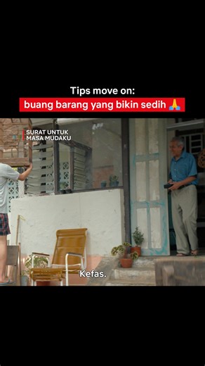 Ada cerita sedih di balik sebuah radio 💔 Tonton Surat Untuk Masa Mudaku di sini https://www.netflix.com/id-en/title/81737845 | Netflix