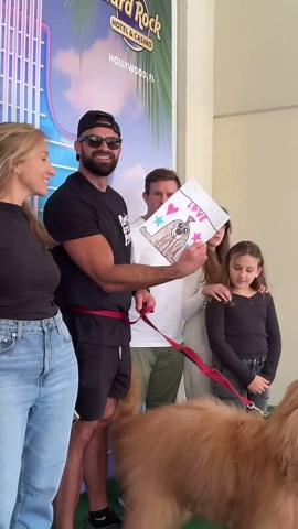 Can you believe this many people came to meet my dog? #goldendoodle #petfluencer #doglover