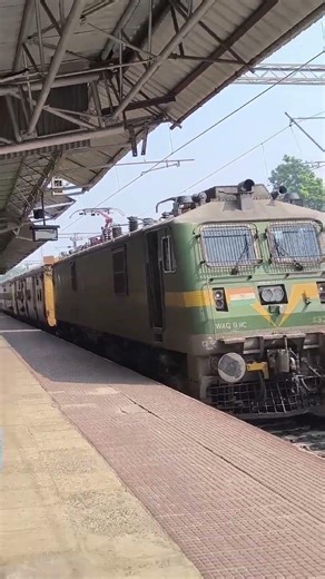 Freight King WAG-9 HC jab passenger coach ke saath dikhe 😍 Rare rail moment! #movement #wag9 #viral