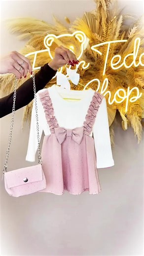 LITTLEGIRL SET 🌸 vestitino elegante con gonna brillantina e bretelle in maglia bianca e fiocco coordinat. 👜 abbinamento borsetta per un look raffinato e festoso. Perfetto per qualsiasi occasione e momenti indimenticabili. Ultima taglia disponibile 6 mesi ad un prezzo 💣 13,99 ##viral##fyp##fashiontiktok##kids##outfit