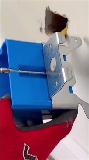 This is one of the ways and processes for assembling a power outlet.#shorts #trending #youtubeshorts