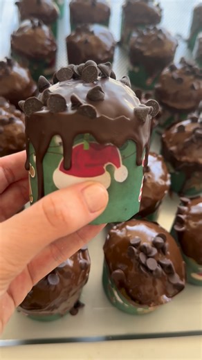 Agus vives 👉🏻 Pastelería SIEMPRE AL LÍMITE on Instagram: "MINI PAN DULCES ⭐️ los podes tener guardados en el freezer hasta dos meses ( te recomiendo rotularlos) 🌟Una forma diferente de comer pan dulce que no vas a poder parar de comer 🫶🏻. Dándole una vuelta a la la presentación del pan dulce se me ocurrió esta idea simple , básica y dándole el relleno de dulce de leche queda SUPREMO! RECETA PARA 25 MUFFINS Esponja : • Harina 200 gr • levadura 30 g ( te recomiendo usar prensada y no en polvo