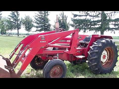 IH 674 Loader Tractor