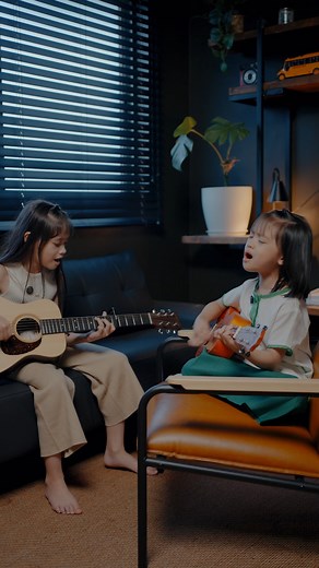 Practicing the guitar and ukulele while singing Amazing Love! 💛 It’s amazing how God uses even our little practice to praise Him. Have a wonderful day, fam! God bless! | Kara Lopez