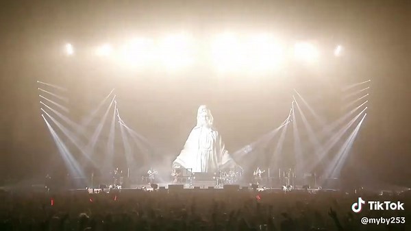 ベビーメタル『Catch Me If You Can』ライブパフォーマンス