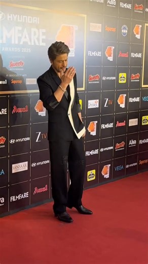 The moment SRK walks in, the world seems to pause! 😍 Shah Rukh Khan Filmfare #SRK #ShahRukhKhan #KingKhan #King #GujaratTourism #FilmfareAwards2025 #Filmfareawards #Filmfare #FilmfareInGujarat #KuchhDinToGuzaroGujaratMein #70thhyundaifilmfareawards2025withgujarattourism | Shah Rukh Khan Fan Club - SRK Universe