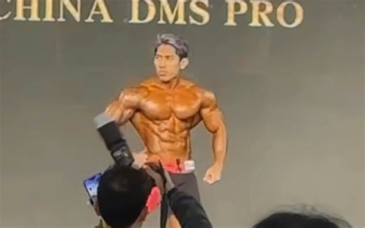 健体印尼王子克里斯，DMS上海职业赛最新个人造型展示，状态惊艳全场抡的力道够大！