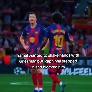 El One Season Wonder de Raphinha sacó anoche su verdadera cara como uno de los jugadores más antideportivos que hay.Aquí fue directo a por Lamine Yamal para evitar que saludase a Griezmann después del partido.