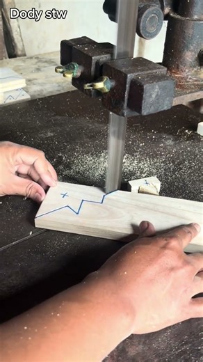 Bandsaw cutting ✅ #woodworking #diy #tipsandtricks #tutorial #carpenter #creative #shortvideo