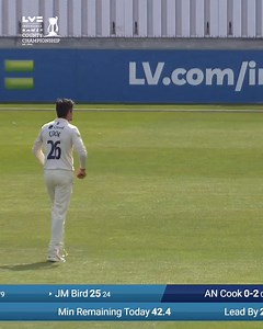 🚨 🚨 🚨 Stop what you're doing and watch Sir Alastair Cook bowling 😂 #LVCountyChamp | Rothesay County Championship