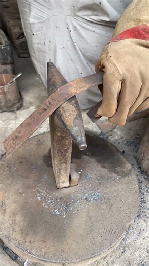 Straightening Bent Metal Through Forging 🔥 | Leaf Spring | YouTube Shorts