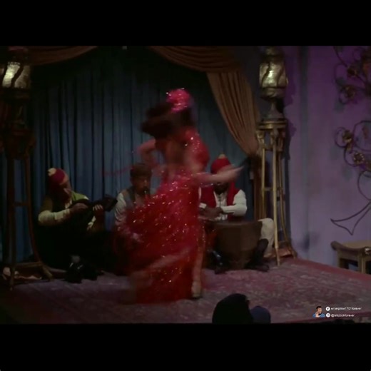 De folga no planeta Argelius, o Sr. Scott se vê envolvido em uma série de assassinatos misteriosos. Uma história das mais intrigantes de toda a série. Prontos para mais uma aventura daquelas? 🖖 De vacaciones en el planeta Argelius, el señor Scott se ve envuelto en una serie de misteriosos asesinatos. Una de las historias más intrigantes de toda la saga. ¿Listos para otra aventura así? On vacation on the planet Argelius, Mr. Scott finds himself embroiled in a series of mysterious murders. One of