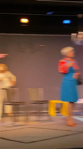 ¡Una de las comedias más taquilleras está por volver! Seis personajes, seis obsesiones, y una sala de espera donde todo puede pasar… excepto la llegada del médico. 🤯🤣 Del 23 de octubre al 02 de noviembre, prepárate para sus ocurrencias, confesiones y manías. 🤣 🎟️ Entradas $10 en boletería y en www.teatroluispoma.com 📅 J y V: 8:00 p.m., S: 5:00 y 8:00 p.m., D: 5:00 p.m. 🎬 Dirección: Roberto Salomón 🔵 Producción: Teatro Luis Poma y FundaciónPoma 🟠 El Poma Irrepetible | Teatro Luis Poma