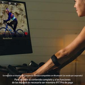 Entrénese para cuestas, llanos y descensos. Esto es ciclismo indoor que le prepara para el mundo real. Combinado con iFIT, sumérjase en impresionantes entrenamientos por todo el mundo. | NordicTrack