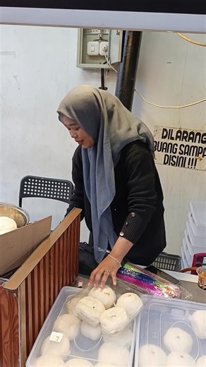 Mbaknya kurang fokus 😄✌ Bakpao favorit anak anak, murah higienis dan enak 👍 | Gobank E S Putra