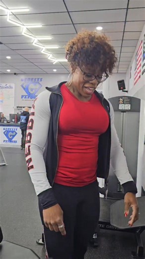 Dee Jackson on Instagram: "Let’s talk INNER QUADS First things first.... ❌ You cannot spot-reduce fat ✅ But you can absolutely tone and shape specific muscles Yes, the adductor machine DOES have a place your workout regimen if you're trying to train and tone inner quads. How to use the adductor machine the RIGHT way: 🔹 Sit tall, don’t lean back Leaning turns it into momentum. Staying upright keeps tension where you want it. 🔹 Slow reps + hard squeeze 2–3 seconds closing Pause and squeeze at th