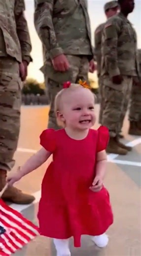 “My Daddy!” 🇺🇸 The Most Emotional Homecoming Moment#MilitaryHomecoming #FatherDaughter