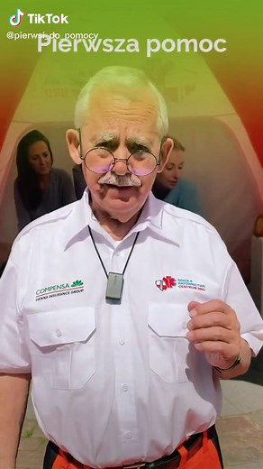 Pierwsza pomoc to… Dokończ zdanie w komentarzu pod filmikiem ⬇️ i poznaj 8 kroków pierwszej pomocy, które przedstawia Pan Tadzio 💚 #compensa #pierwszapomoc #pierwsi_do_pomocy #bezpiecznaautostrada