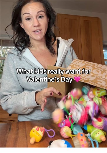 Kids don’t need any more candy! Get these fun, creative keychains that they’ll actually want! Kids are obsessed with clipping squishies to their backpacks so you know they’ll love these! @Joyfy-US #valentinesday #kidsgift #squishy #squishykeychain #tiktokshopcreatorpicks