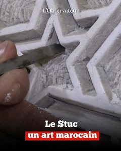 67K views · 1.6K reactions | Elément essentiel de l'architecture marocaine, le stuc est originaire de Marrakech et d’autres régions du Maroc. Ce type d’enduit allie la chaux et le plâtre pour créer des œuvres d’art murales uniques. | L'Observateur du Maroc et d'Afrique | Facebook