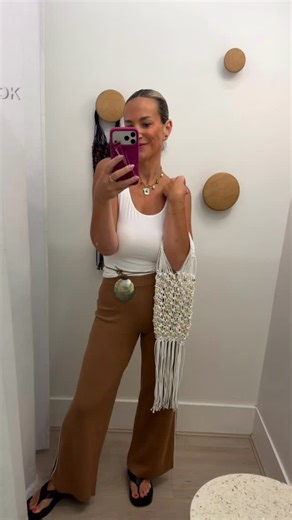 Jane Goldsmith on Instagram: "Help the gals out .. tag me in any strapless bras that you think I should try ?? Everyone seems to be in the same boat with not being able to find a goodie that stays up ! #straplessbra #bra #fyp #bestbra #brafitting"