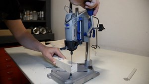 3.3K views · 65 reactions | Il complemento #DREMEL Workstation (220) è l'ideale per i lavori stazionari permettendovi di utilizzare il vostro utensile come un trapano a colonna. Potete utilizzarlo per fori verticali o inclinati con incrementi regolabili di 15 gradi. Supporta anche l'utensile in posizione orizzontale per lucidare e levigare. | Dremel Italia | Facebook