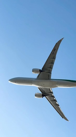 716K views · 43K reactions | Merci du fond du cœur à ces adorables enfants pour leur affection et leurs sourires qui illuminent notre ciel ✨ Chez Air Côte d’Ivoire, chaque geste comme celui-ci nous rappelle pourquoi nous aimons tant ce que nous faisons. Un immense merci à @Wahid Kassem Wahid pour cette magnifique vidéo et pour avoir partagé ce beau moment avec nous  #traveltheworld #flywithaircotedivoire | Air Côte d'Ivoire Officiel | Facebook