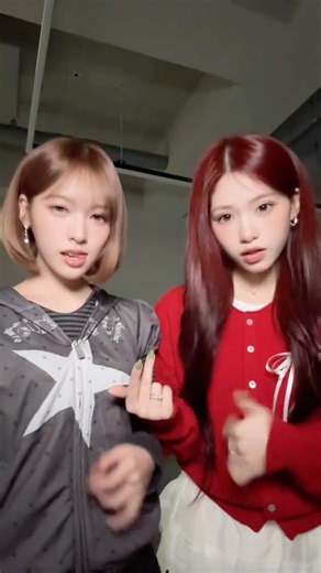 RESCENE 리센느 on Instagram: "🎸💥 #메이 #제나 #RESCENE #리센느 #challenge"