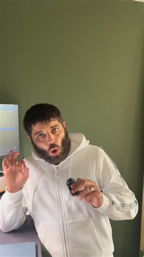 Jonathan Benitez on Instagram: "Les devs Eclipse… ces braves âmes qui ont décidé de coder dans le noir absolu. Entre les pop-ups existentielles, les workspaces maudits et les builds infinis, ils ne codent pas : ils invoquent du Java. Un IDE qui démarre plus lentement qu’un serveur Minecraft sur une calculatrice. Respect éternel à ceux qui ont survécu à “Building workspace…”. #développementweb #coding #apprendreacoder #humour"